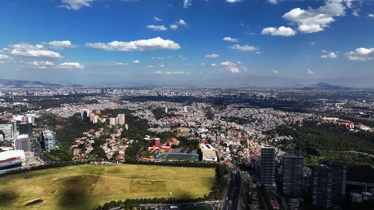 vista aérea con vistas al paisaje urbano de santa fe, día soleado en la ciudad de méxico