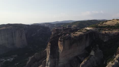vista aérea del paisaje de meteora, impresionante formación rocosa en grecia, patrimonio mundial de la unesco