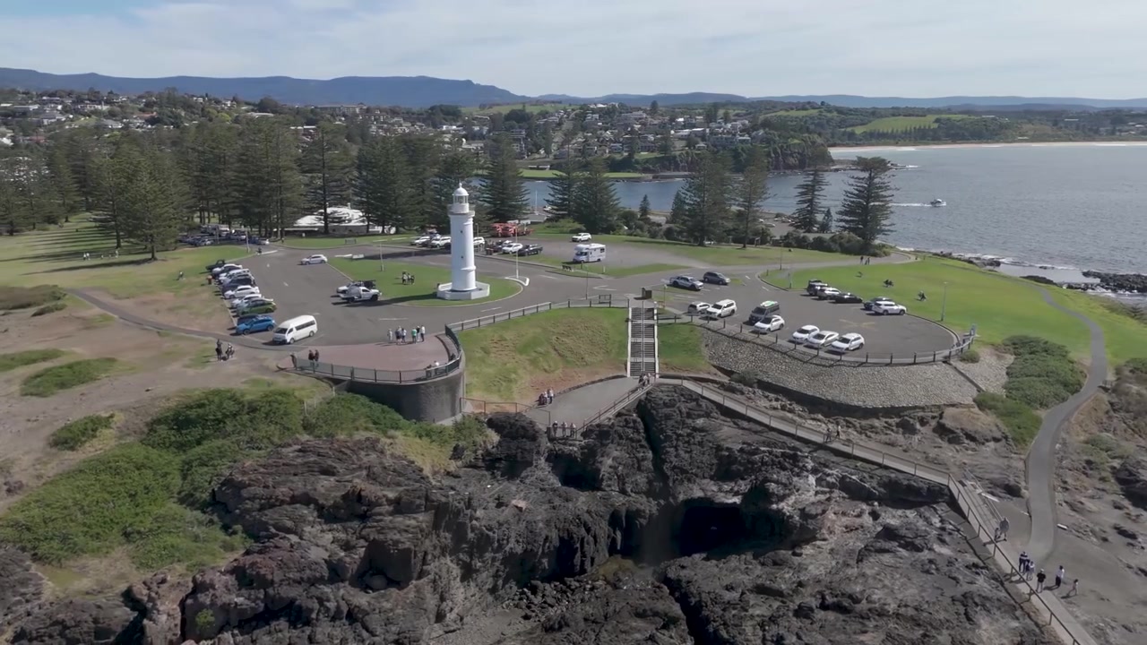 Drone orbita a destra con faro e soffione al centro a Kiama, NSW, Australia.