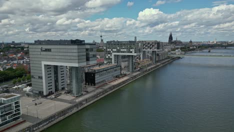 Los-Edificios-Rheinauhafen-De-Colonia-O-Comúnmente-Conocidos-Como-Casas-De-Grúas,-Antena