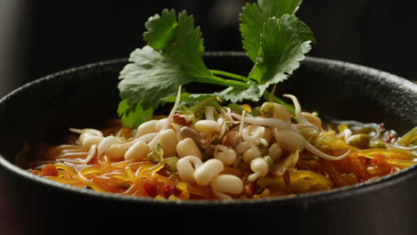 una deliciosa sopa de fideos asiática