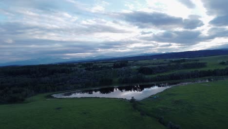 Estanque-En-El-Campo-Con-Montañas-En-Un-Círculo-Alberta-Canada