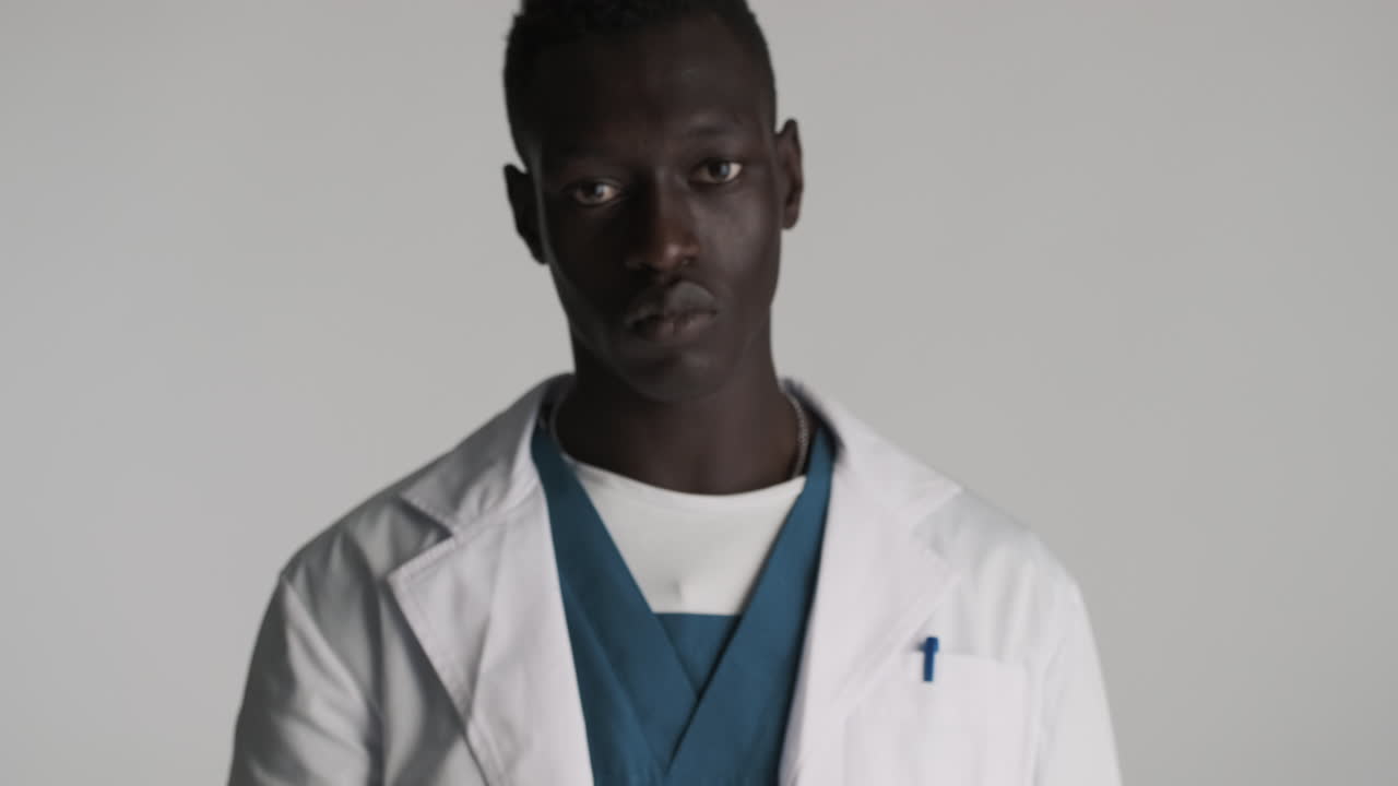 афроамериканский доктор на сером фоне.