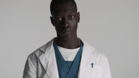 el doctor afroamericano en el fondo gris.