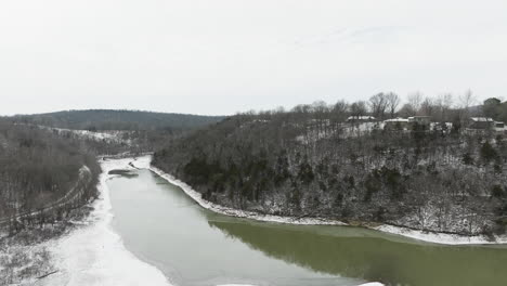 Vista-Aérea-Del-Río-Blanco-A-Lo-Largo-Del-Acantilado-Neills-Bluff-Durante-El-Invierno-En-Fayetteville,-Arkansas