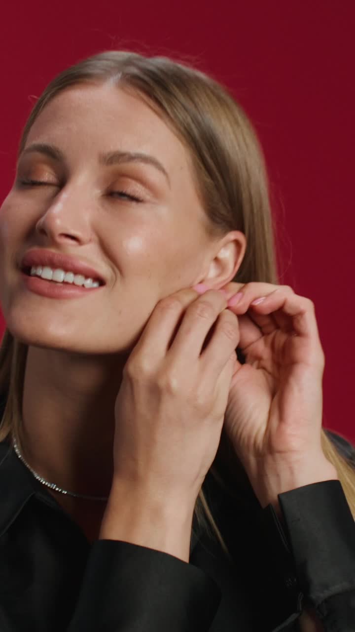 mujer ajustando pendientes