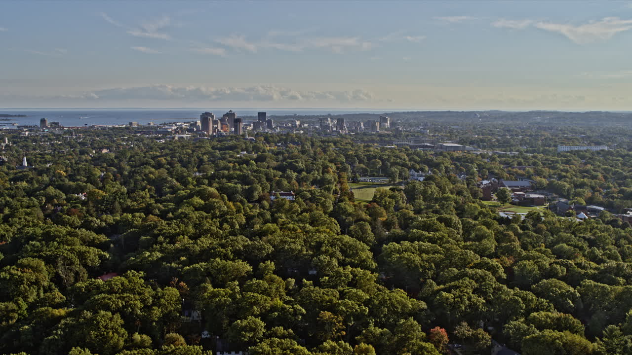뉴 헤이븐 코네티컷 항공 v20 파노라마 팬 샷은 프로스펙트 힐 역사 지구와 이스트 록 인근 지역의 아름다운 자연을 캡처합니다 - 인스파이어 2, x7 카메라로 촬영 - 2021년 10월