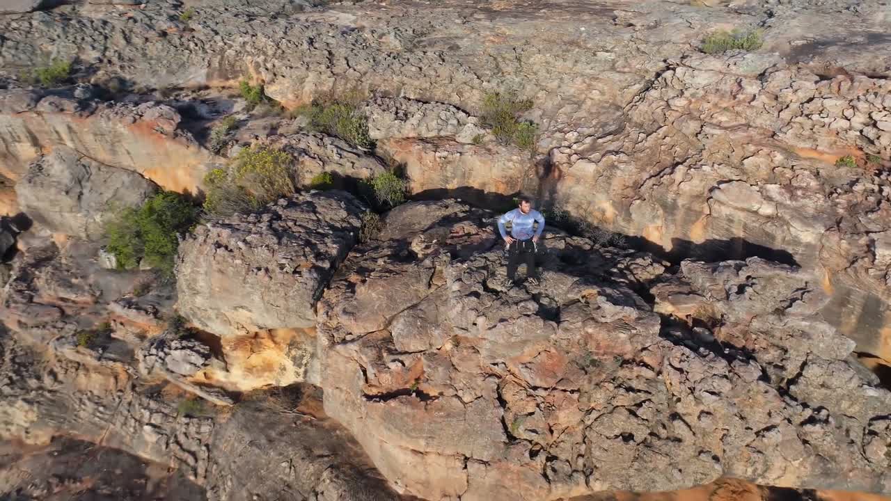 바위 산 4k 위 에 서 있는 남성 암벽 등반자