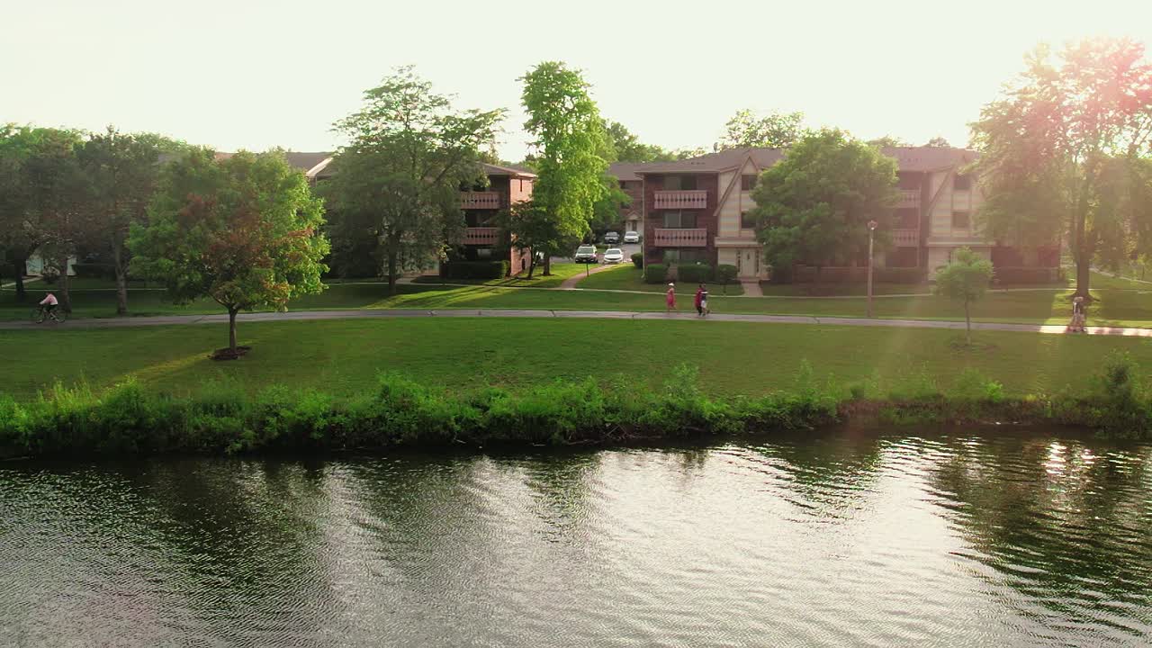 베르논 힐스 일리노이 미국에서 세기의 공원 빅 베어 호수 위의 느린 움직임의 일몰