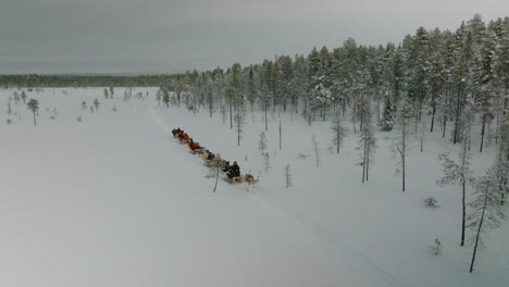 Un-Grupo-De-Personas-En-Trineos-Tirados-Por-Renos-En-Muonio-Finlandia---Toma-Aérea