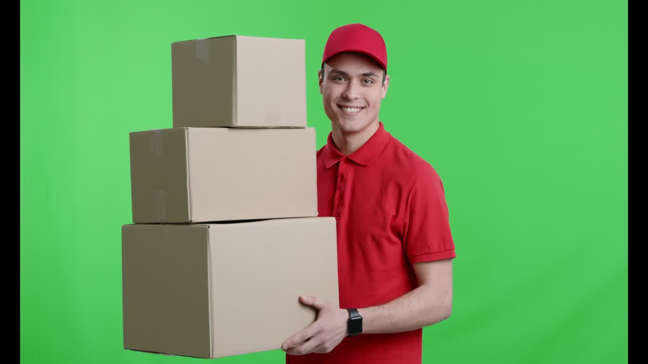 persona de entrega con los paquetes