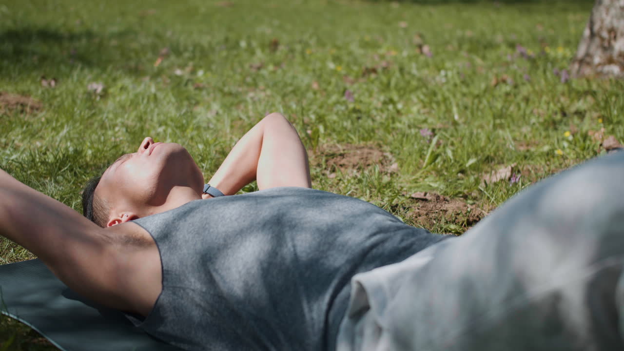 숲에서 훈련하는 남자