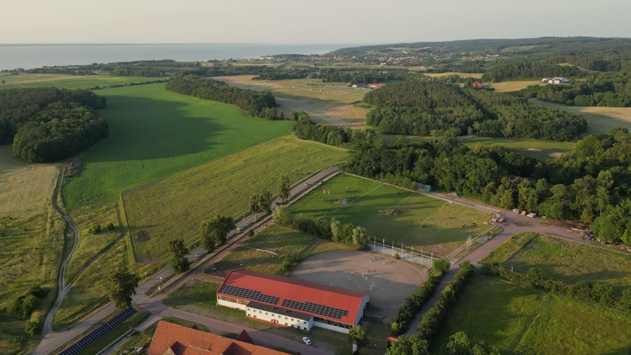 Vista drone di un paesaggio pittoresco di un villaggio costiero polacco, con foreste, strade e una baia