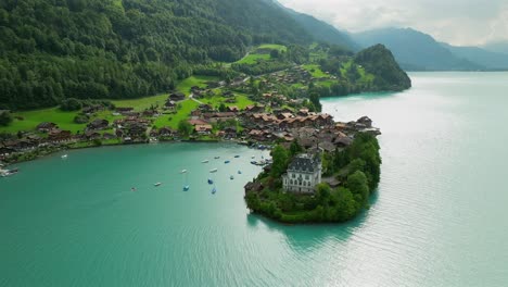 Vista-Aérea-Del-Castillo-De-Seeburg-En-Iseltwald,-Suiza