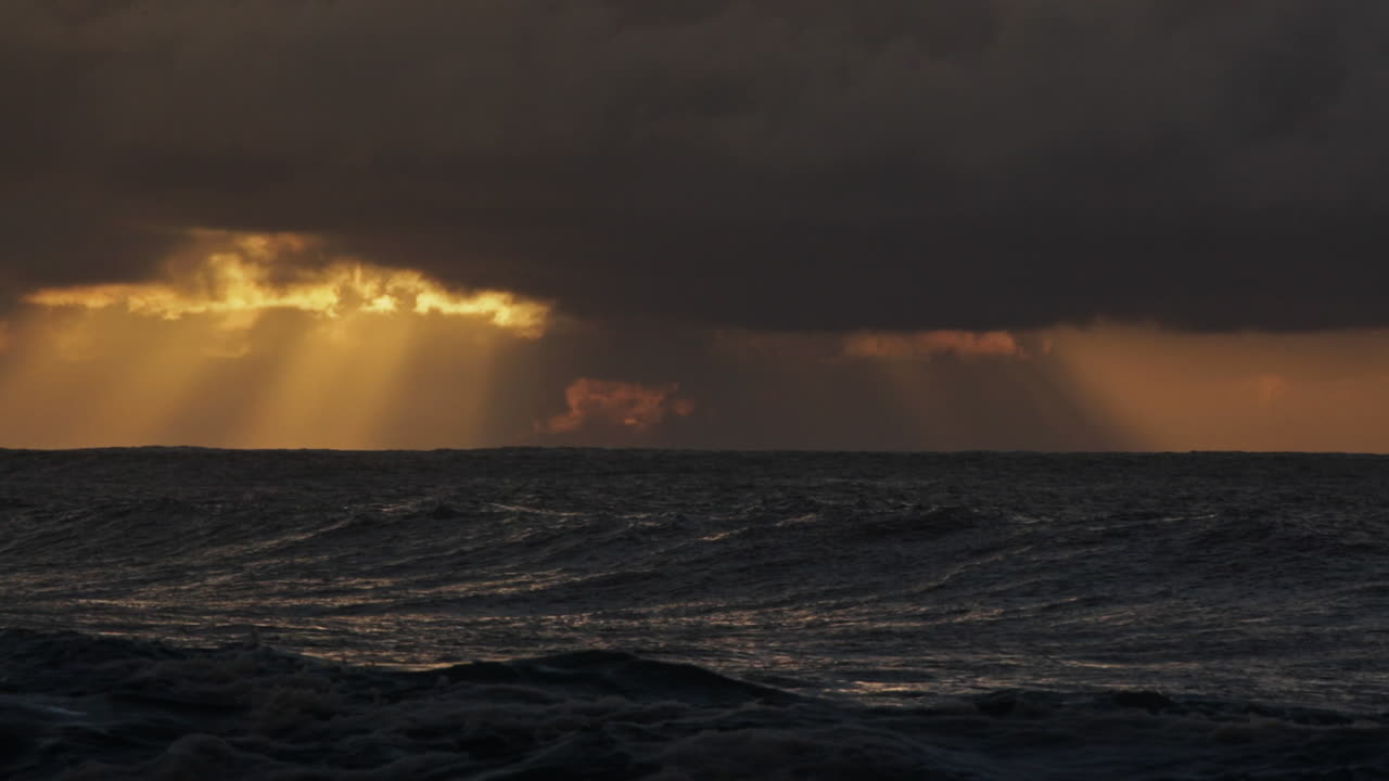 штормовой прилив предшествует большому гавайскому шторму 1