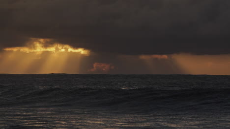 Eine-Sturmflut-Geht-Einem-Großen-Hawaiianischen-Sturm-Voraus-1