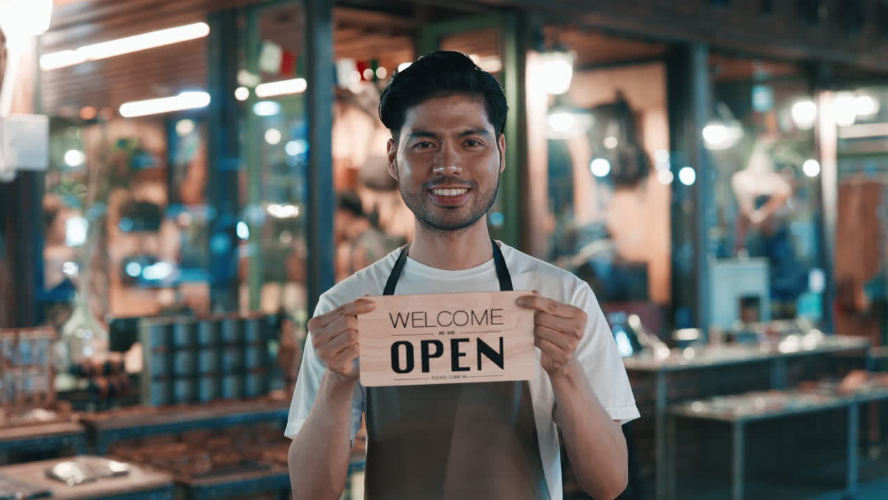 Dono de loja recebendo clientes