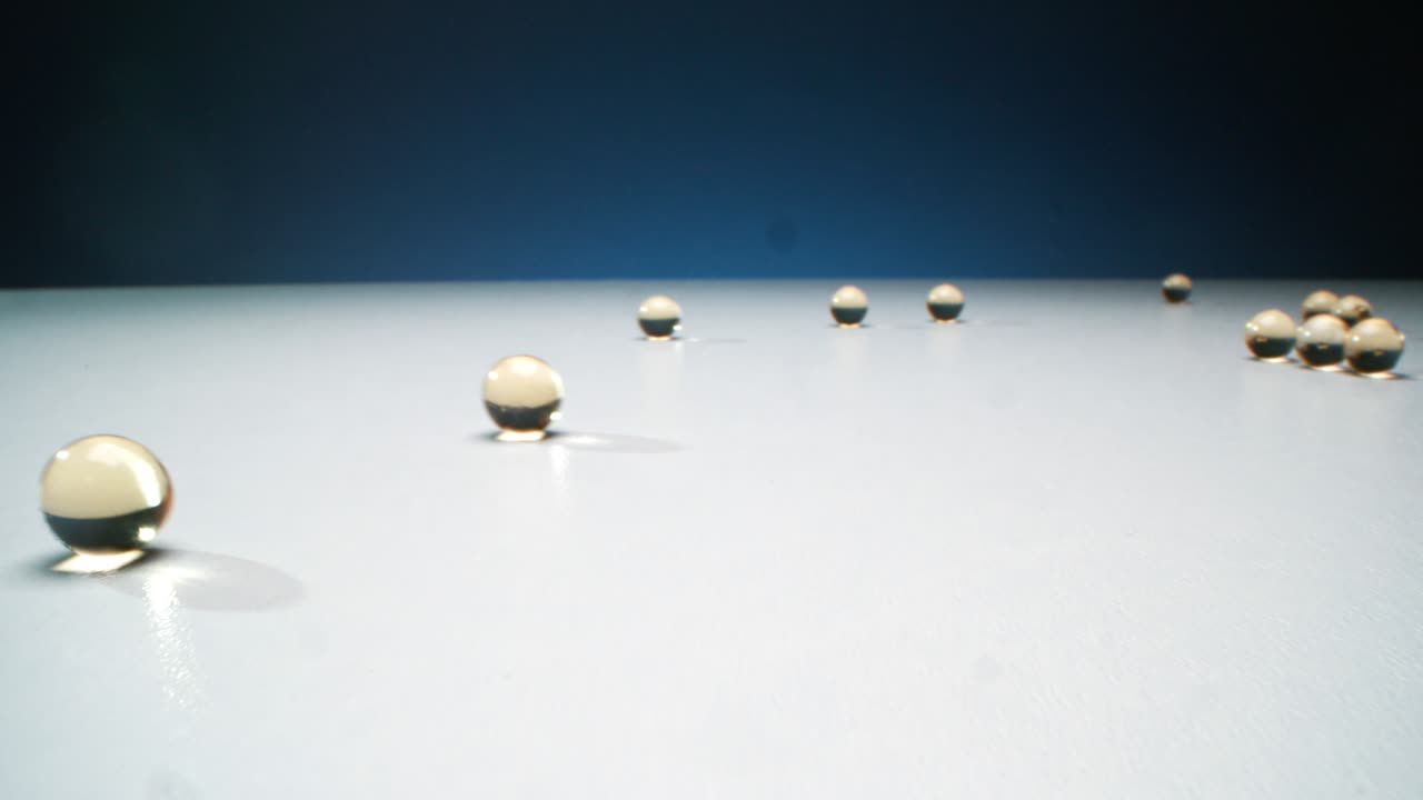 빛나는 하이드로젤 구슬이  표면에 굴러