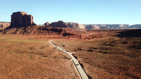 Luftaufnahme-Des-Wunderschönen-Monument-Valley,-Beliebtes-Touristenziel-Mit-Wüstenlandschaft