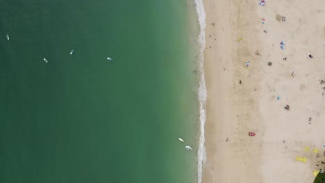 Vista-De-Arriba-Hacia-Abajo-Del-Océano-Turquesa-Y-La-Playa-De-Arena-Con-Turistas-Disfrutando-En-St-Ives,-Cornwall,-Inglaterra---Disparo-De-Drones