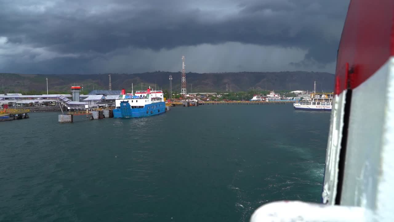 동자바에서 서발리로 향하는 여객 페리가 출발하면서 뒤를 돌아보는 느린 동영상