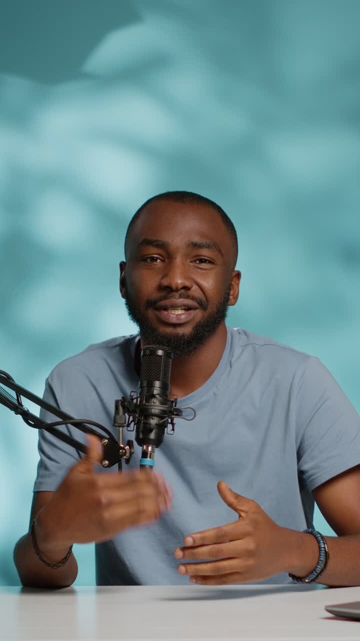 Uomo che registra un podcast in studio