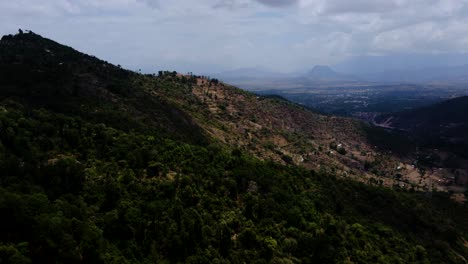 vista aérea de drones de las montañas west pokot chapalleria - kenia
