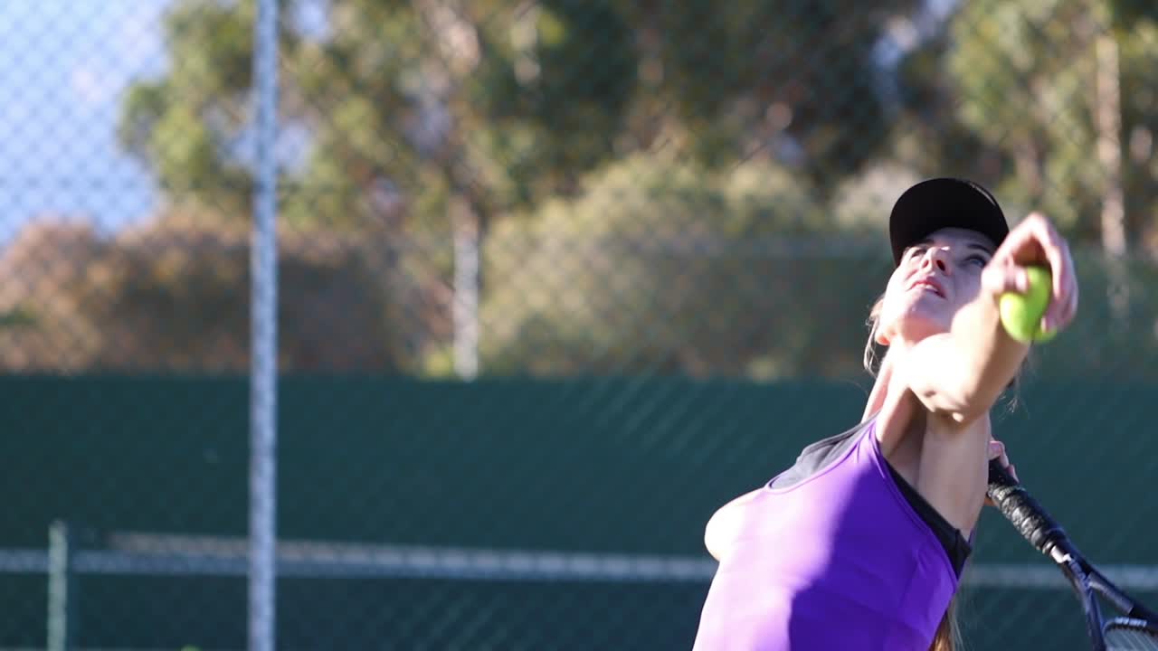 테니스 코트에서 테니스를 치는 여성 테니스 선수의 영상을 클로즈업하세요