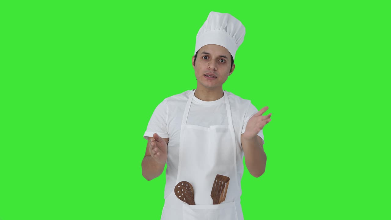 인디언 전문가는 누군가와 녹색 화면으로 이야기하고 있습니다.