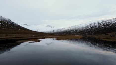 Drohnenaufnahmen-Von-Einem-Der-Fjorde-Ostislands