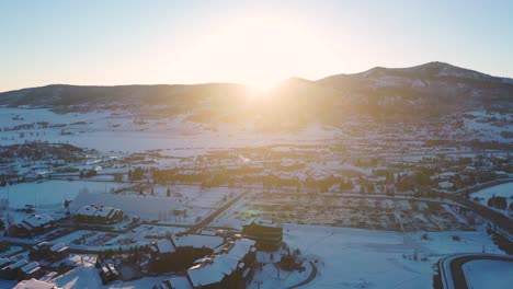 Estación-De-Esquí-Cubierta-De-Nieve-De-Steamboat-Springs-Iluminada-Por-La-Luz-Del-Sol-Durante-La-Hora-Dorada-En-Colorado,-EE.UU.