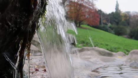 Kleiner-Wasserstrom,-Der-Im-Vordergrund-In-Kaskaden-Fließt,-Und-Paris-Buttes-chamont-Hill-Im-Hintergrund