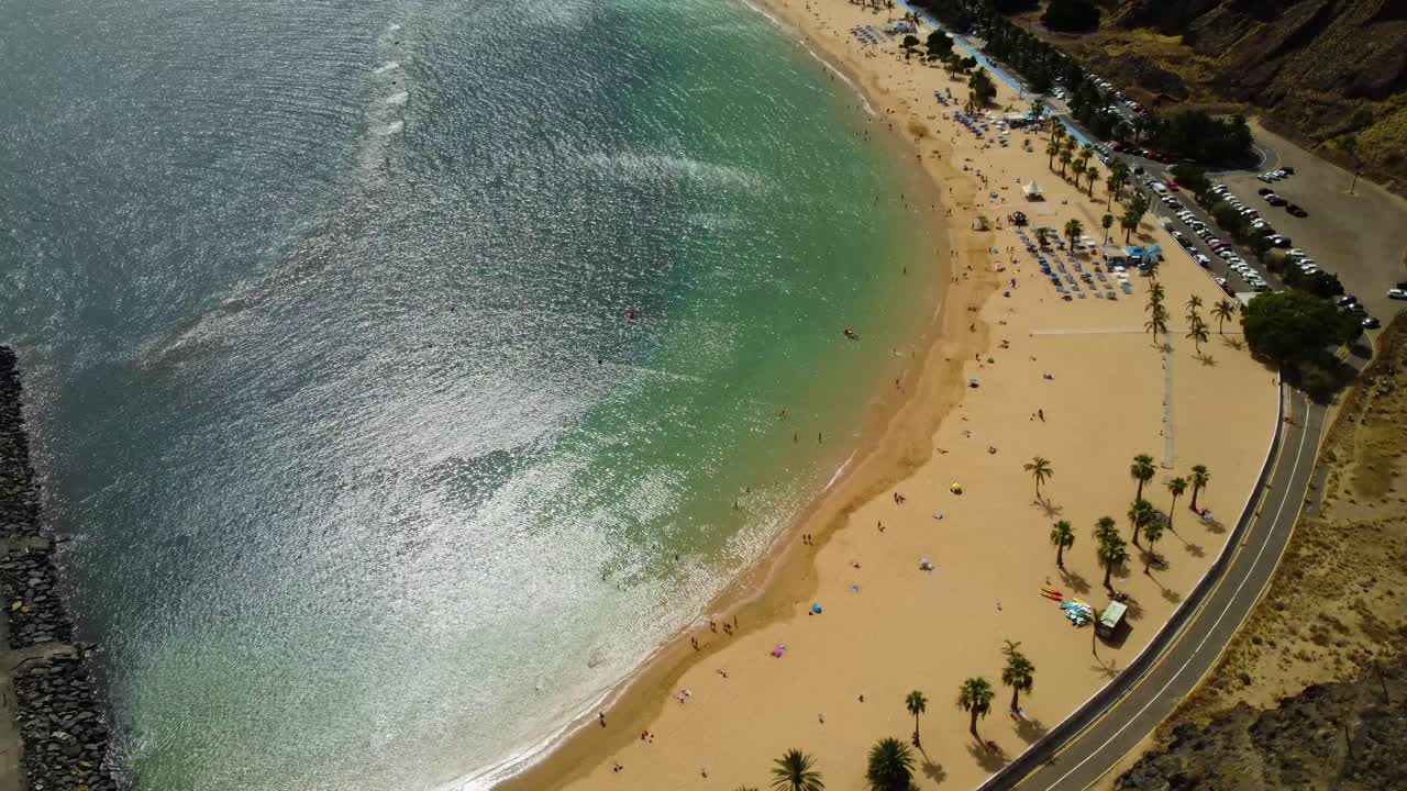 un dron épico filmado en 4k en la isla española de tenerife en la playa con hermosas aguas azules de la laguna a orillas del mar durante el verano