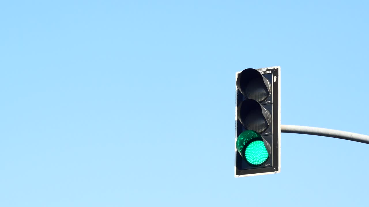 semáforo verde contra el cielo azul