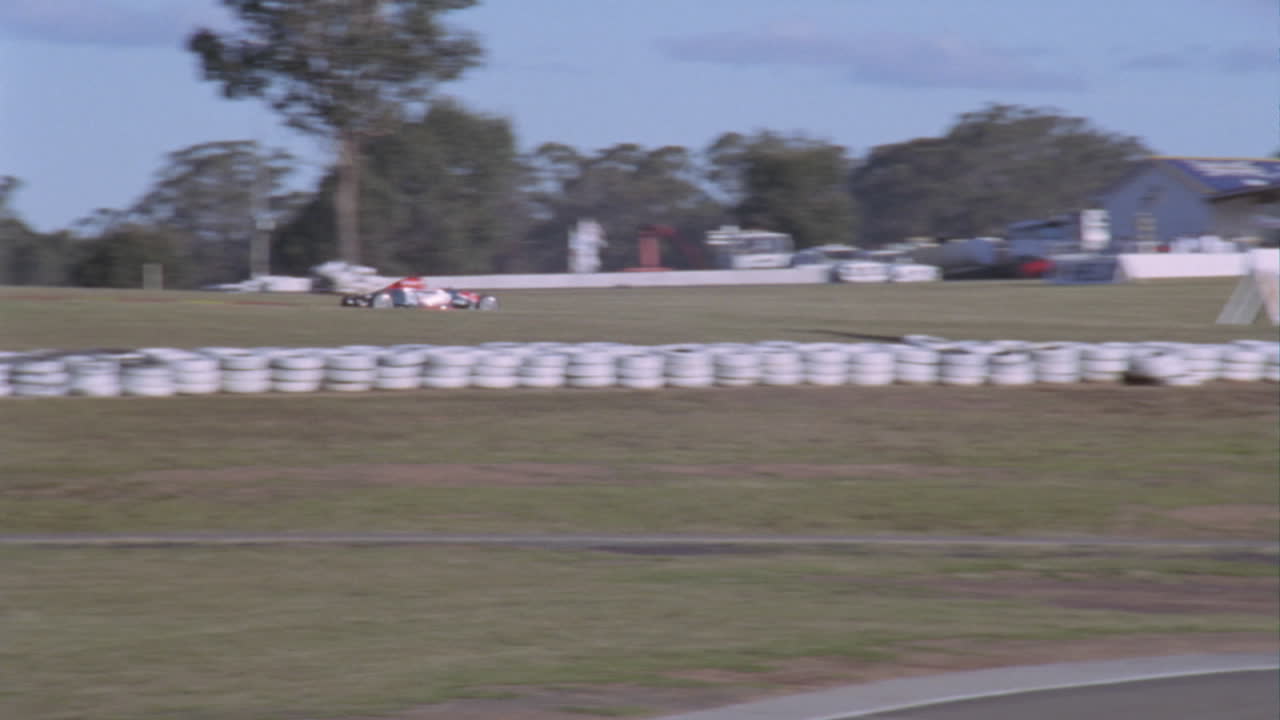 2台のレーシングカーがトラックを真っ直ぐ下る