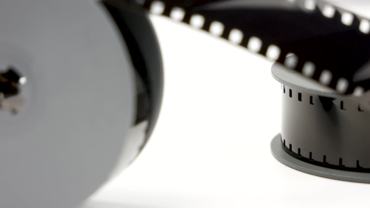 cambiar el enfoque entre dos rollos de película antiguos de 8 mm en una mesa blanca en el estudio