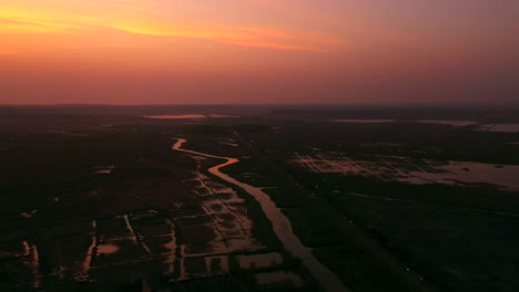 campos de arroz y arroyo durante la puesta de sol en vasai, maharashtra, india