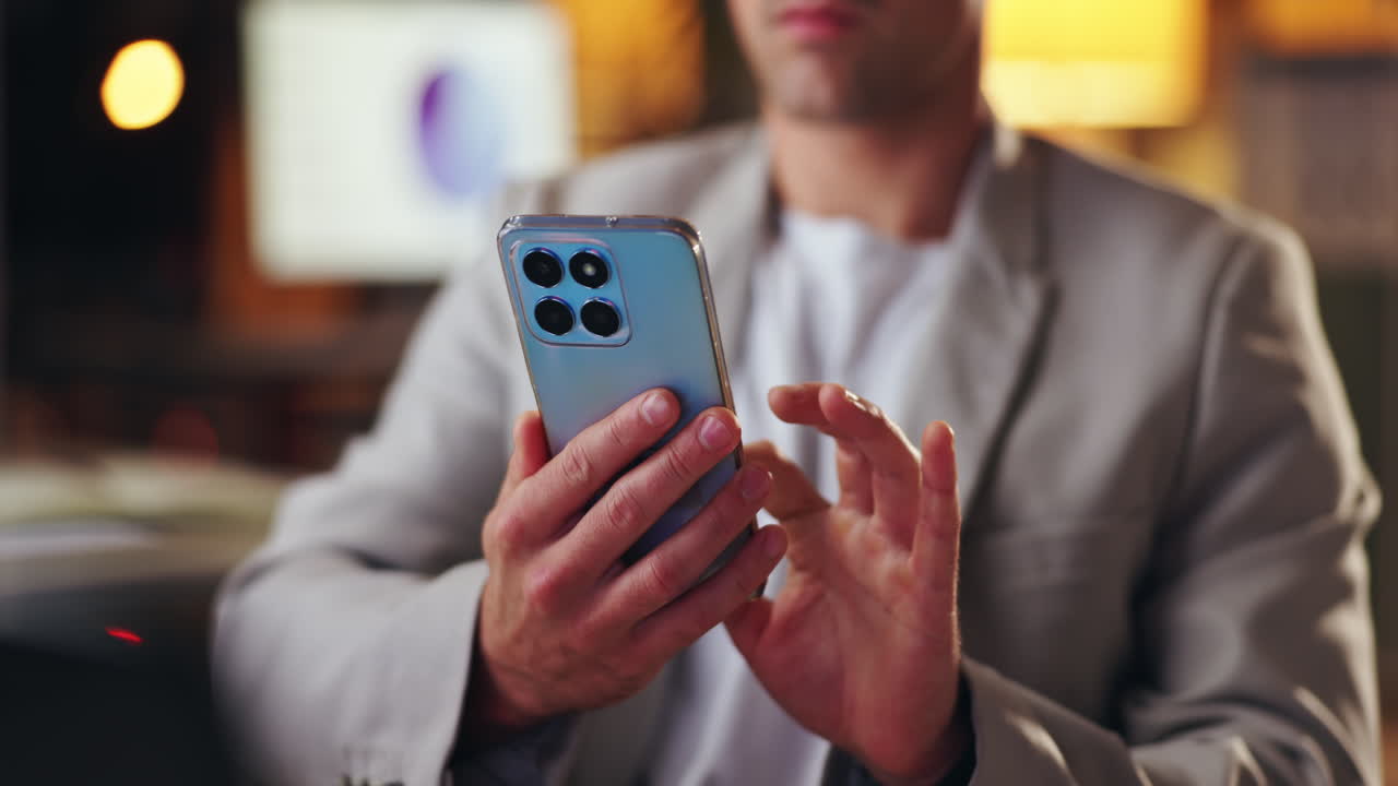 hombre usando teléfono inteligente