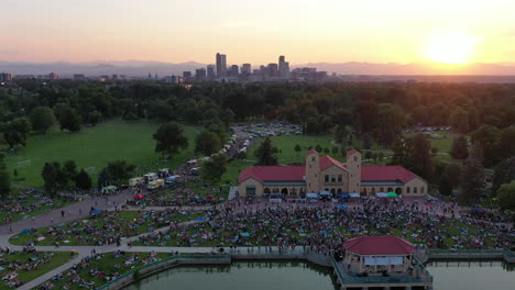 Vista-Aérea-Del-Parque-De-La-Ciudad-De-Denver-Lleno-De-Personas-Que-Asisten-A-La-Serie-De-Jazz-Gratuito-En-El-Verano