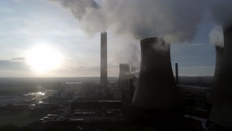 Empuje-Aéreo-Hacia-Las-Torres-De-Refrigeración-De-La-Central-Eléctrica-Del-Reino-Unido-Bajo-La-Contaminación-De-Las-Emisiones-De-Vapor-Al-Amanecer.