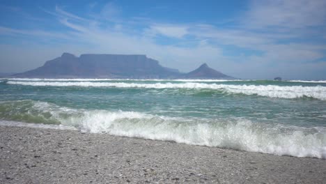 Cámara-Lenta-Constante-Del-Océano-Atlántico-Con-Olas-Y-La-Montaña-De-La-Mesa-En-El-Fondo