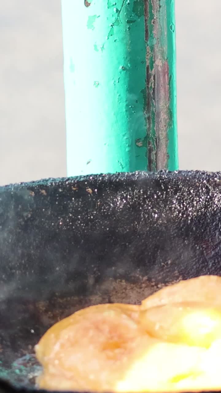 secuencia de fritos de huevos en aceite caliente