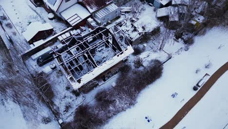 Casa-Quemada-Por-El-Fuego-En-El-Pueblo,-Nieve-Del-Invierno.