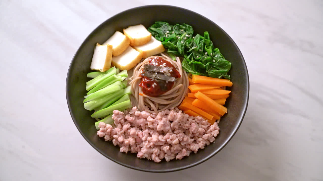 한국 매운 냉면 - 비빔 막국수 또는 비빔 국수 - 한국 음식 스타일