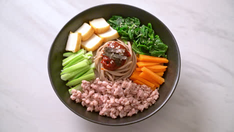 한국 매운 냉면 - 비빔 막국수 또는 비빔 국수 - 한국 음식 스타일