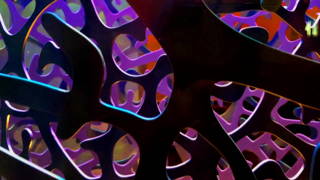 piezas de arte listas para instalar apiladas por unas pocas luces hechas para una hermosa escena en dos segmentos