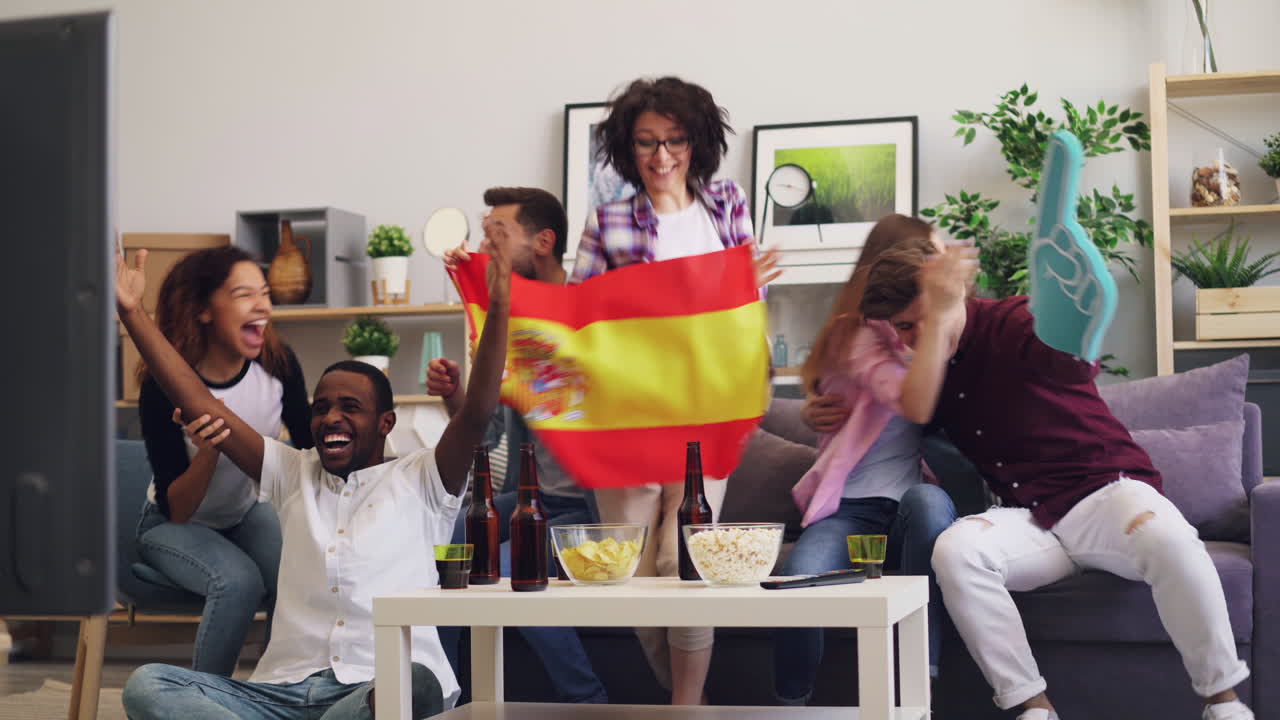 친구 들 이 스포츠 행사 를 축하 하고 있다