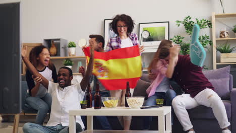 amigos celebrando un evento deportivo