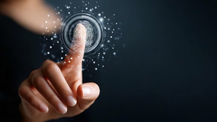 Primo piano di una mano con un sensore di impronte digitali digitale, che illustra il concetto di sicurezza, verifica dell'identità e tecnologia biometrica in azione