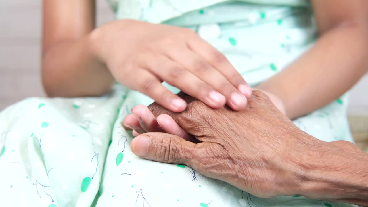 손자가 할아버지와 할머니의 손을 잡고